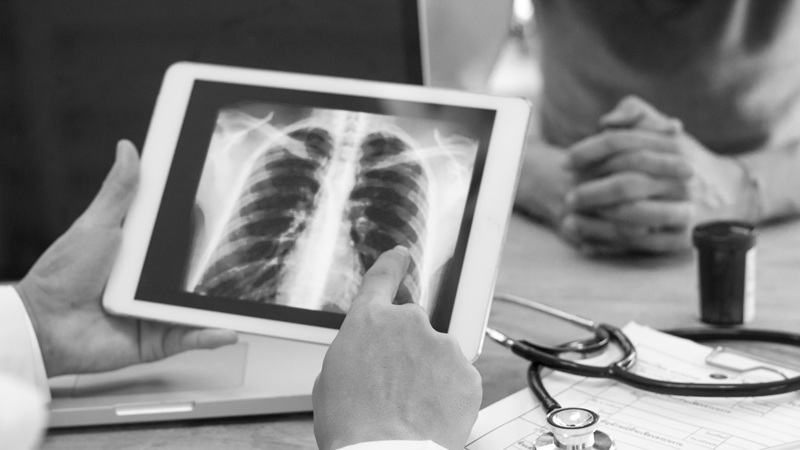 hni-pulmonary-critical-care_doctor-patient